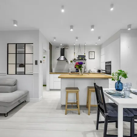 Apartamento Wola - Parking, Balcony, Workspace - By Rentujemy Varsóvia